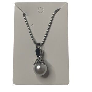 Silver pearl necklace